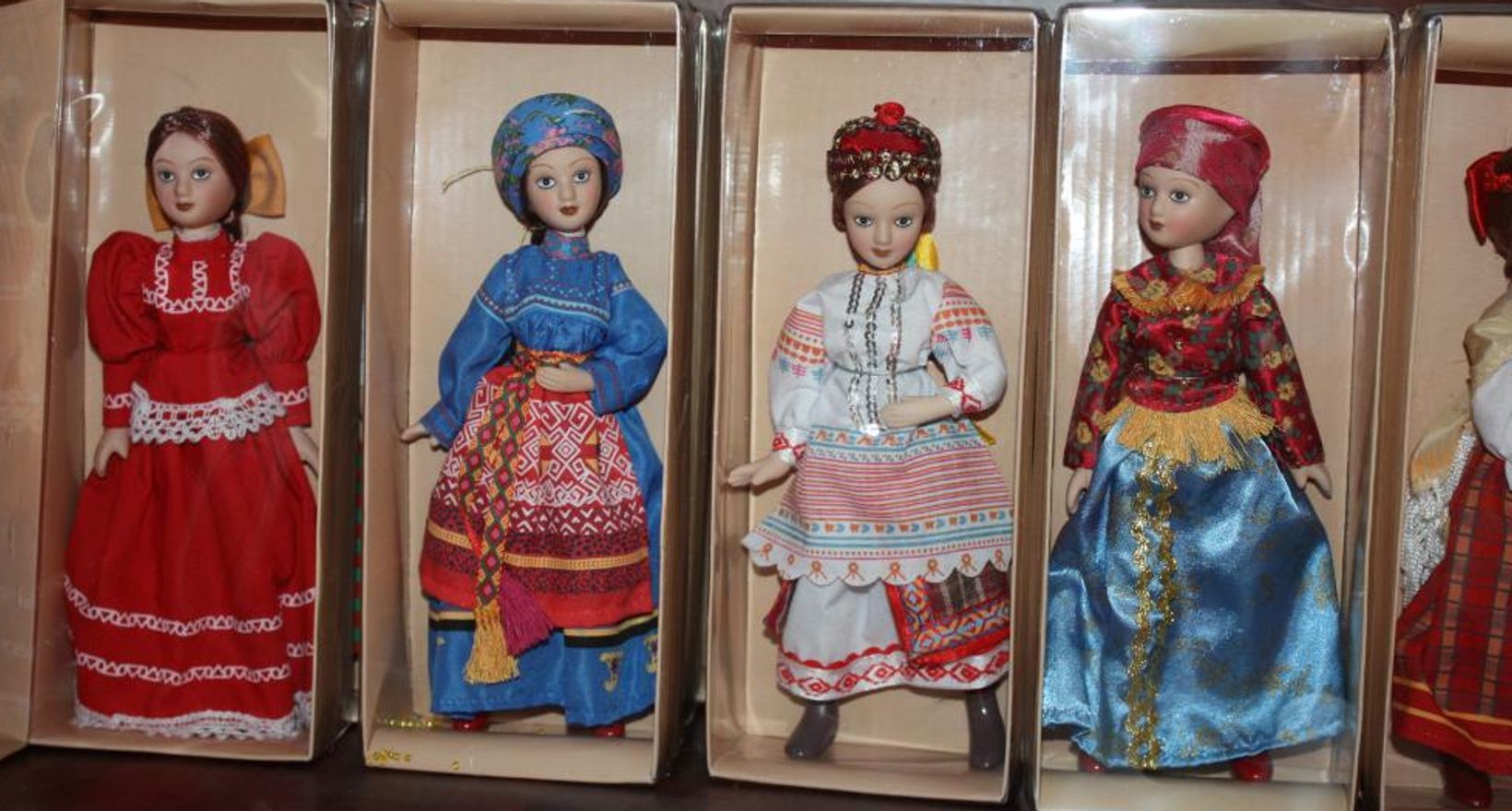 Фарфоровые куклы в народных костюмах