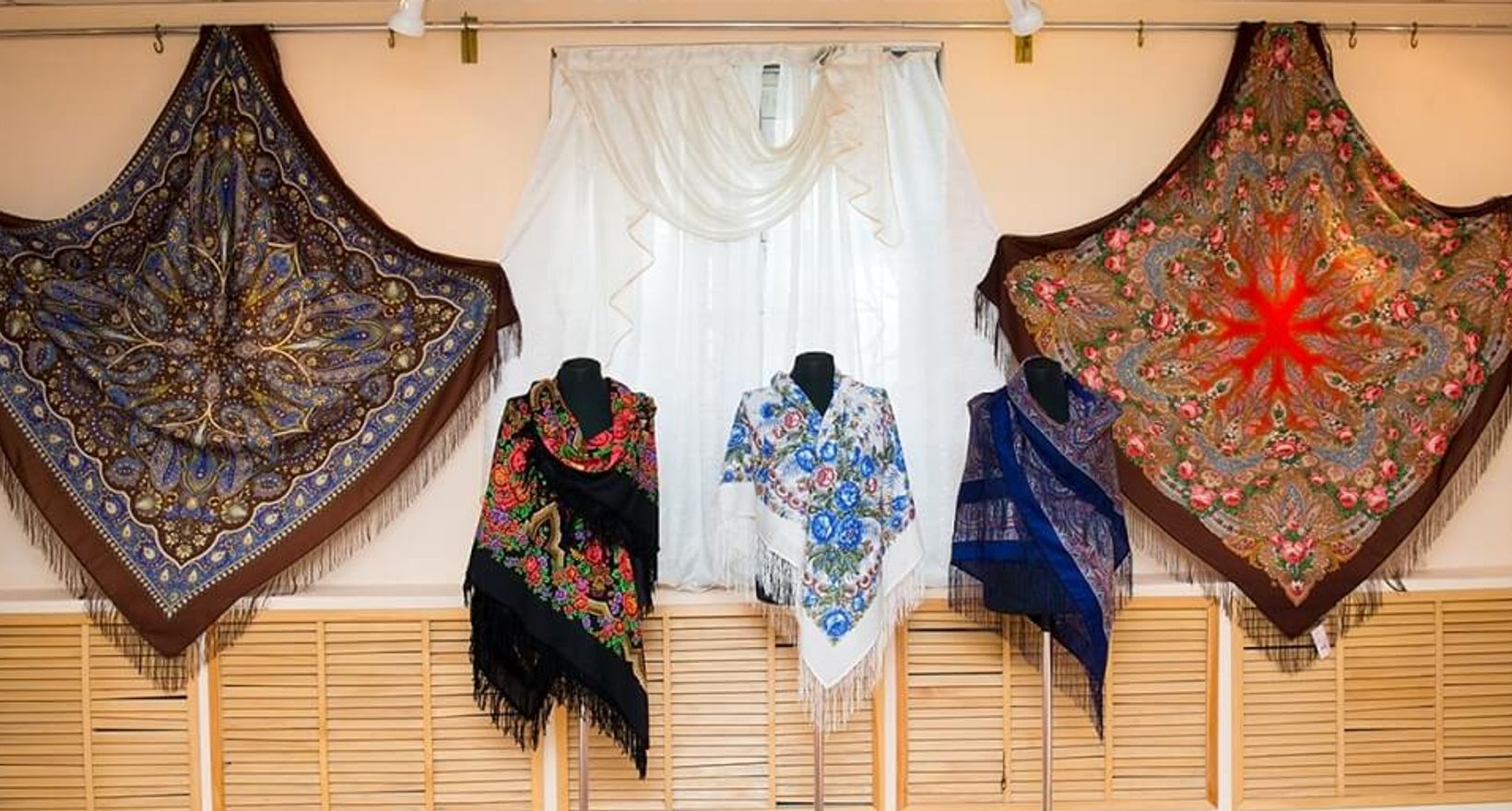 Выставка «Платки и шали»