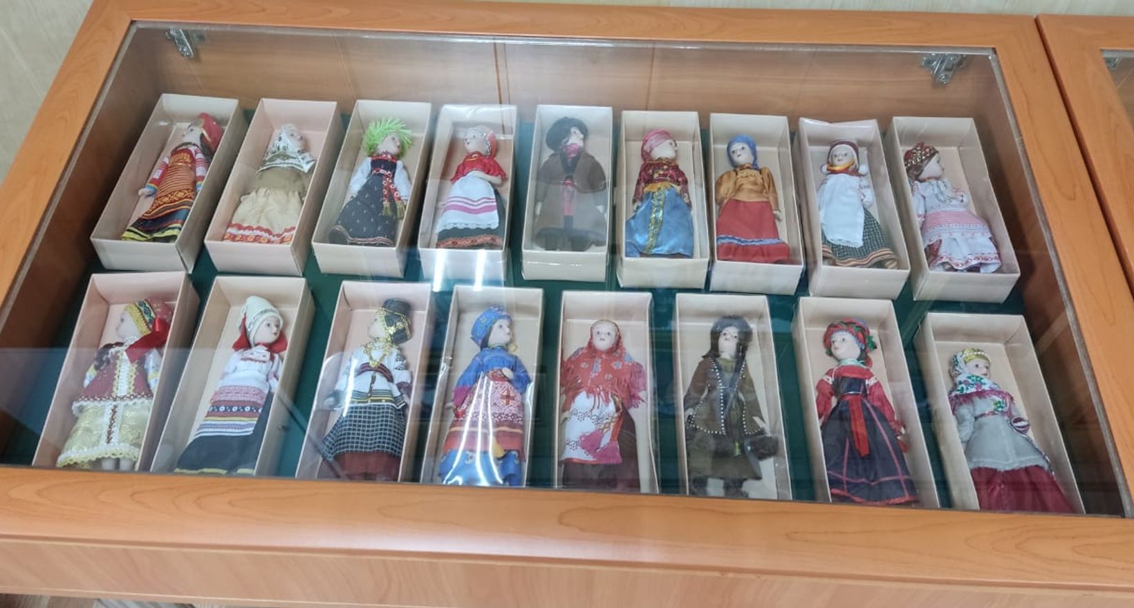 Выставка "Куклы в народных костюмах"