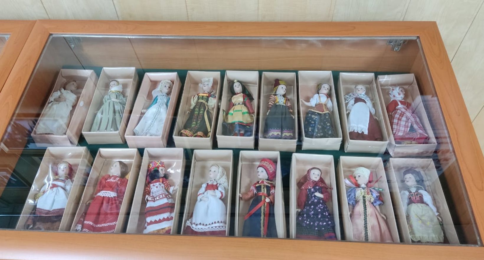 Выставка "Куклы в народных костюмах"
