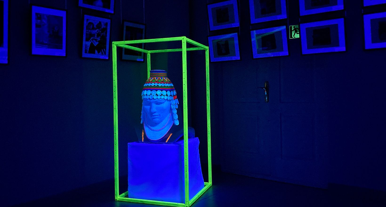 Экспозиция флуоресцентного выставочного зала