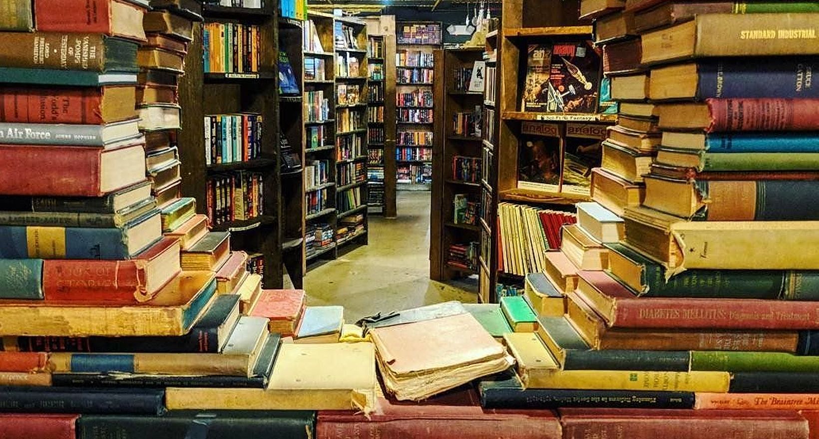 Picture libraries. The last bookstore, Лос-Анджелес. Полки для книг. Книжные полки в библиотеке. Полки с книгами в магазине.