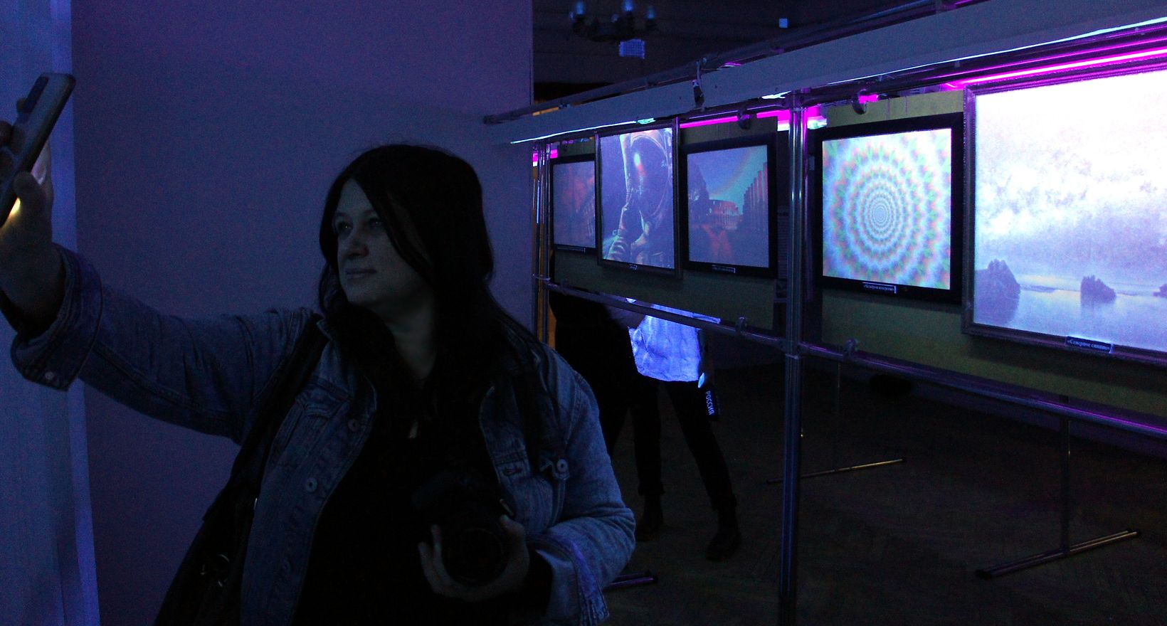 Выставка исчезающих картин  «Мир ультрафиолета»