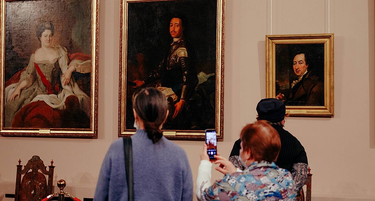Портреты российских монархов 18 века в собрании УОХМ